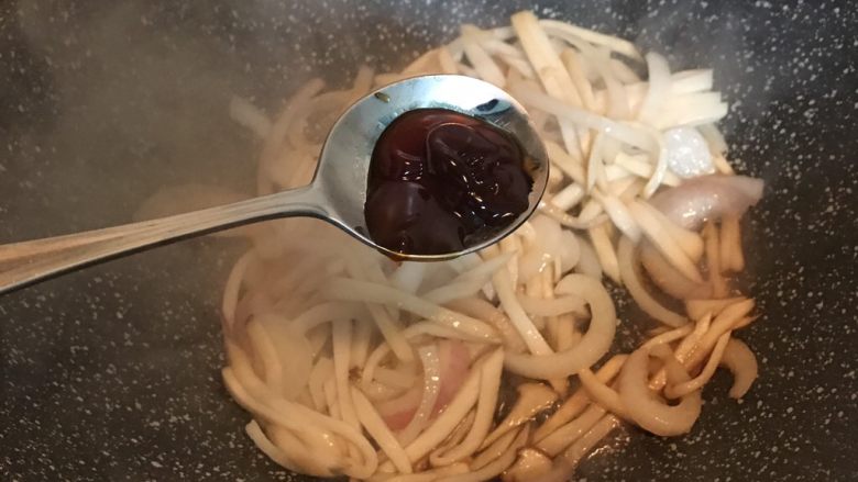 洋葱杏鲍菇,半勺蚝油