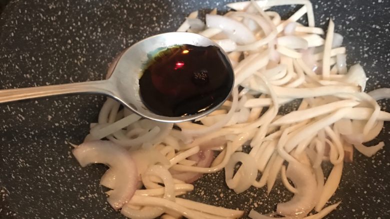 洋葱杏鲍菇,加半勺生抽