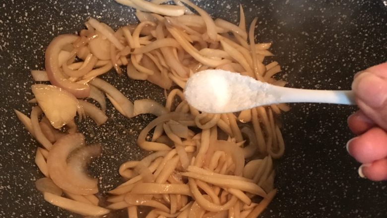 洋葱杏鲍菇,加小半勺糖
