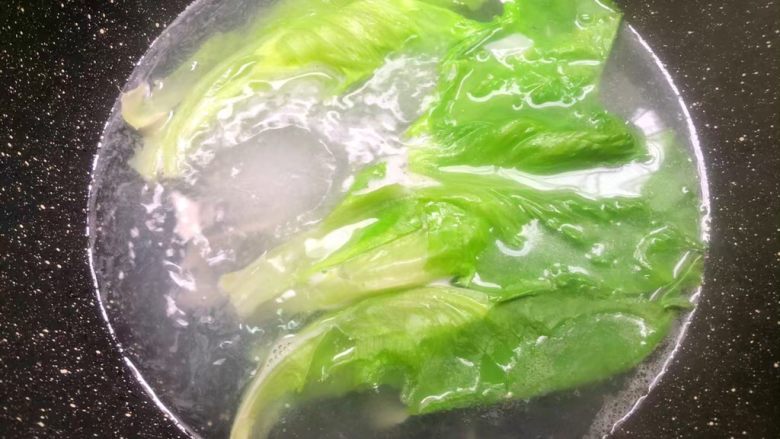 酸汤面,把生菜放入锅里烫熟,生菜烫熟捞起来放到面条上面,把荷包蛋也放在面条上面,撒上香菜末和葱花即可开吃