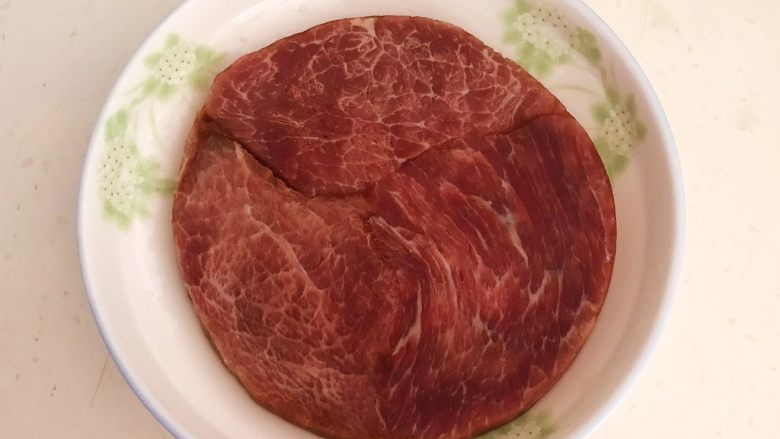 小炒牛肉,牛里脊肉用冷水浸泡10分钟，泡出血水后清洗干净