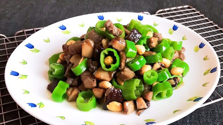 小炒牛肉,这道小炒牛肉香菇鲜香，牛肉嫩滑，尖椒清脆，花生香酥，口感独特，下酒下饭都可以~