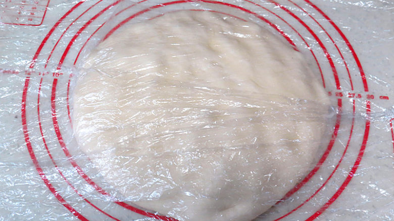 冬季温暖滴下午茶品【黑糖肉桂手撕包】,面团取出轻按压,揉圆盖上保鲜膜,松弛20分钟