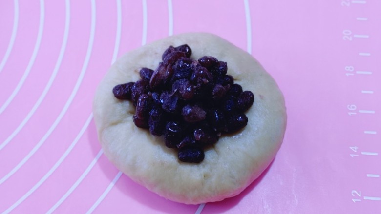 红豆日式咖啡面包卷,取一块面团,用擀面饼,加入红豆,如包包子的手法包起来!依次包完!
