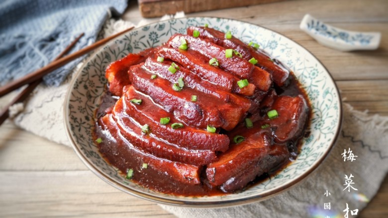 <span style="color:red">梅</span><span style="color:red">菜</span><span style="color:red">扣肉</span>