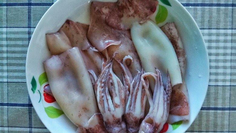 海鲜酸菜饺子,新鲜笔管鱼洗净,控干水份。