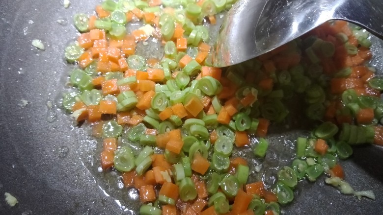 香辣蛋炒饭,锅内再加点色拉油,加入切好的四季豆,胡萝卜。炒成六分熟