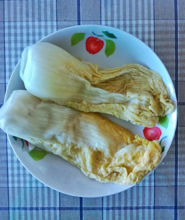 海鲜酸菜饺子,酸菜洗净切丝,放入清水里洗两遍。