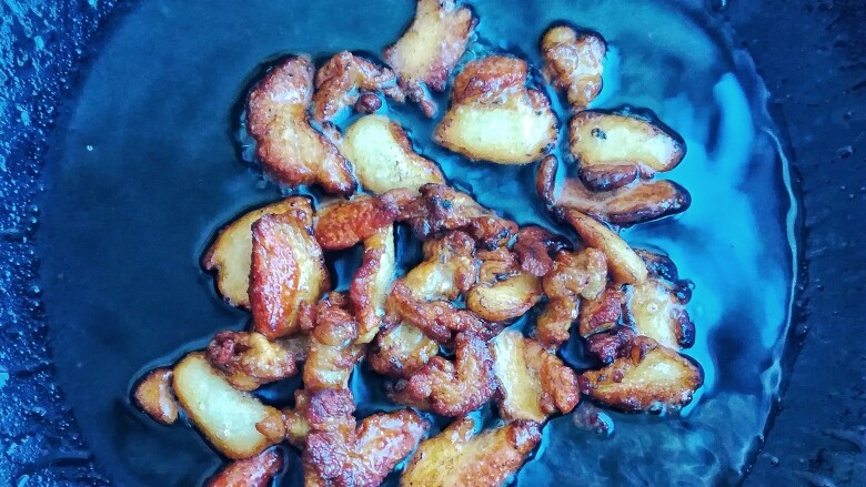 海鲜酸菜饺子,肥肉切片,上锅炼出猪大油,这样拌出的饺子馅才香呢!不要觉得吃动物油不健康,适量的吃对身体也有好处哦!