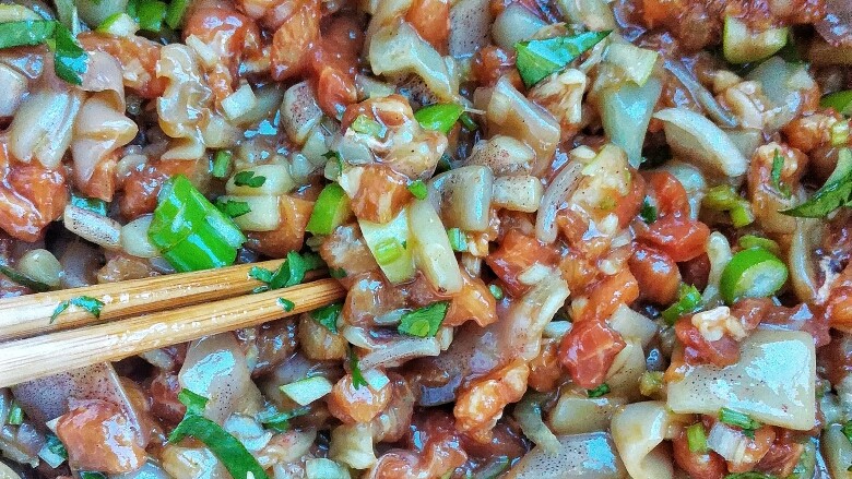 海鲜酸菜饺子,把猪肉、笔管鱼倒入盆中,加海鲜酱油,十三香、白胡椒粉、熟豆油、猪油、精盐搅拌均匀,再放入葱花、香菜、姜末拌一下就可以。