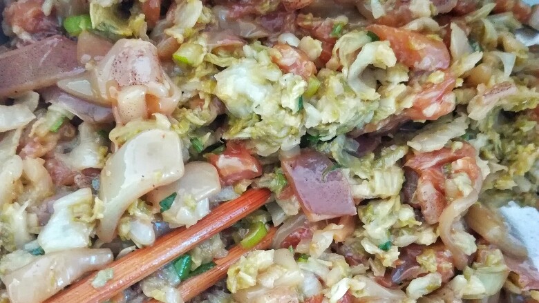 海鲜酸菜饺子,放入先前和好的肉馅里,再加入少量精盐。