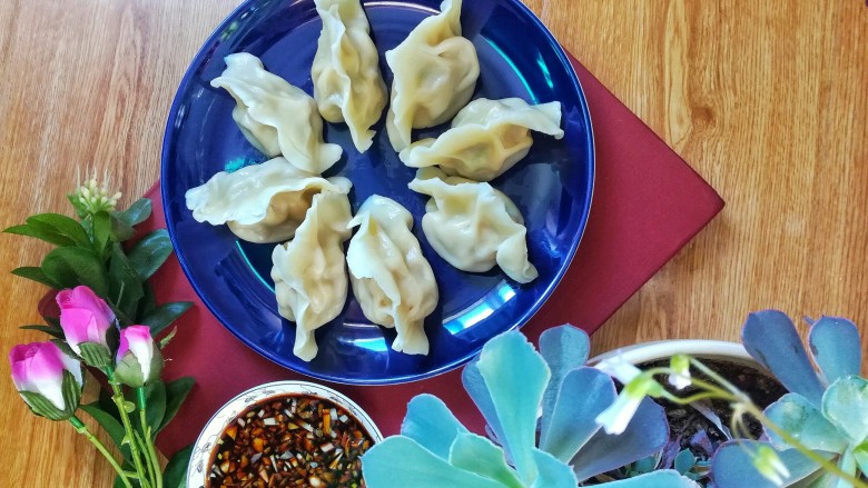 海鲜酸菜饺子,按平时煮饺子的方法把饺子煮一下，喜欢吃蒜酱可以准备一些，装盘。