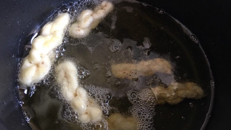 香酥小麻花,锅里放适量油,小火烧至2成热,放入麻花坯小火炸制