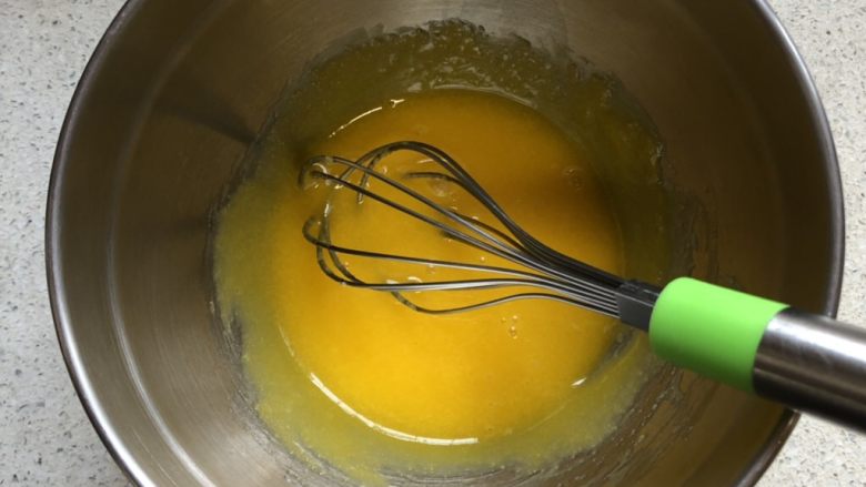 茼蒿芝麻戚风蛋糕,鸡蛋中加入细沙糖稍微搅拌,保存鸡蛋风味