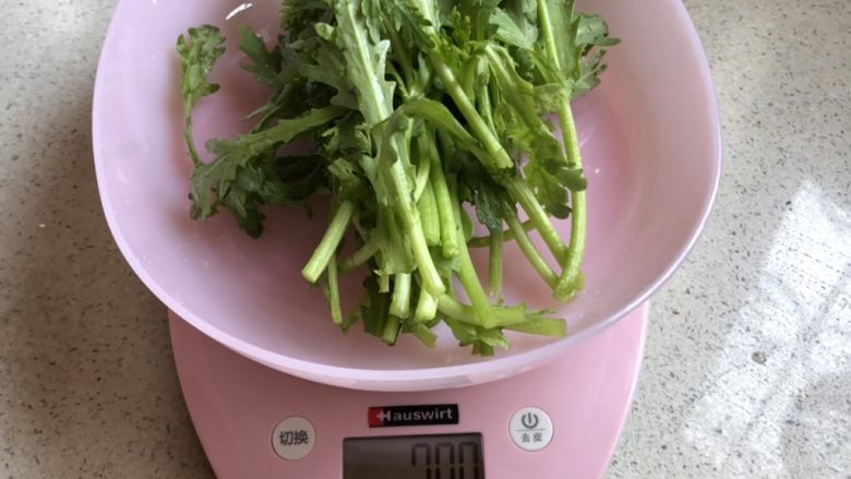 茼蒿芝麻戚风蛋糕,70g嫩<a style='color:red;display:inline-block;' href='/shicai/ 134'>茼蒿</a>,洗净,开水里面烫一下,捞出挤干,切碎