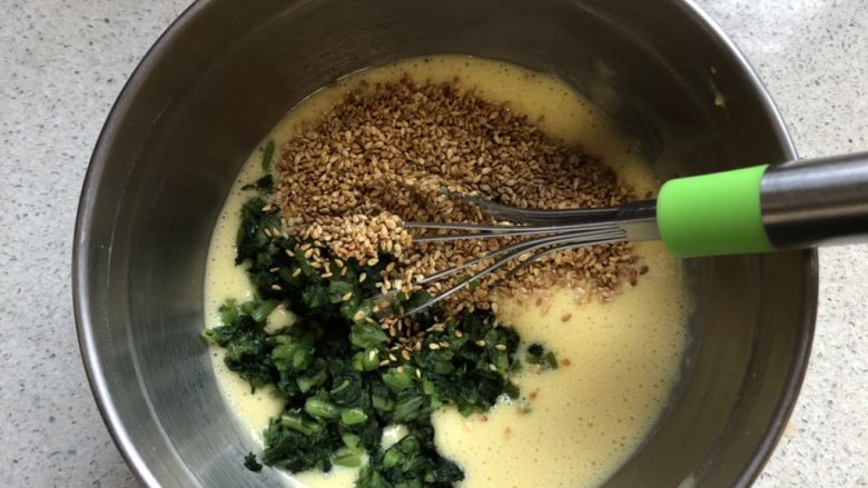 茼蒿芝麻戚风蛋糕,倒入芝麻,茼蒿和盐