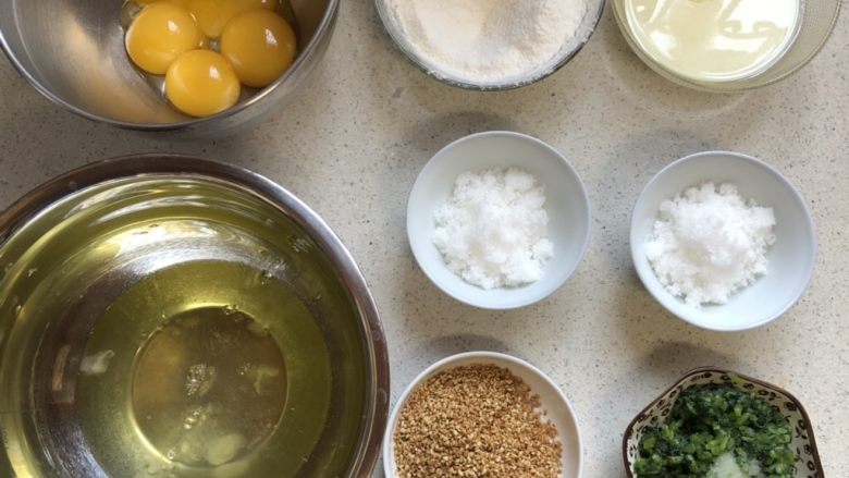 茼蒿芝麻戚风蛋糕,鸡蛋分离,其他材料备好,鸡蛋可以放冷冻室冷冻至<a style='color:red;display:inline-block;' href='/shicai/ 17'>蛋清</a>边缘有冰渣,这样泡沫丰富