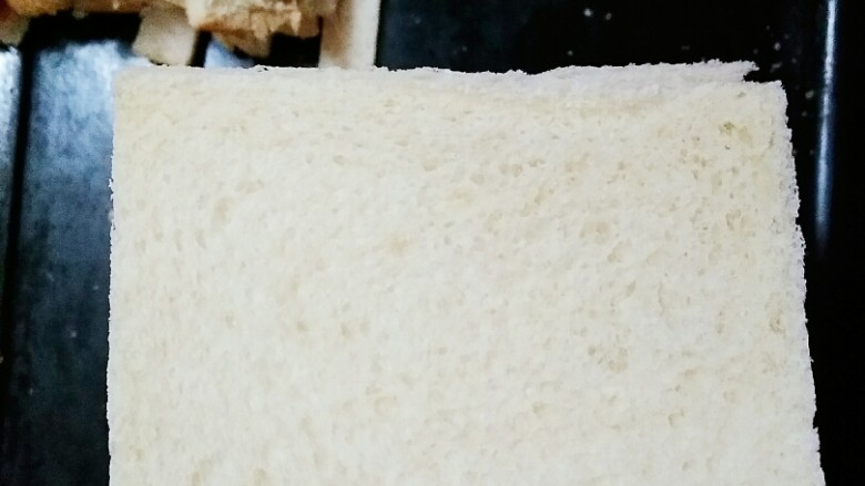 苹果派,把吐司片四周切掉黄色部分,注意不要切太多了,留下白色部分备用,切掉的黄色部分就把它吃了😁
