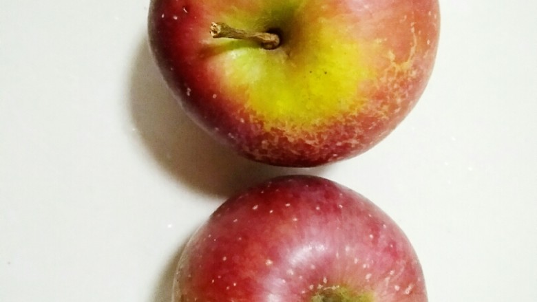 苹果派,<a style='color:red;display:inline-block;' href='/shicai/ 591'>苹果</a>两个把它清洗干净,把皮削掉,去核