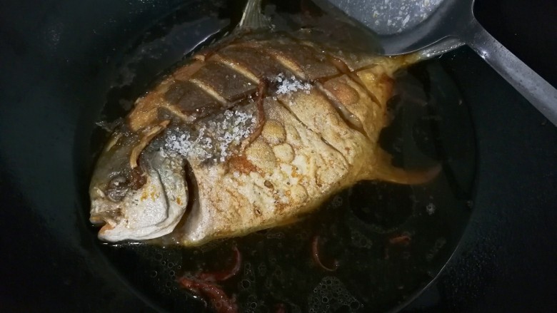 生抽金昌鱼,放入有金昌鱼一半高度的清水中火烧至汤汁浓稠,中途翻个面