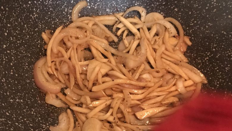 洋葱杏鲍菇,翻炒至洋葱杏鲍菇都变软