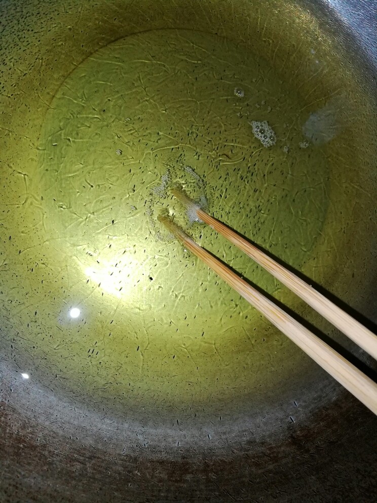 炸地瓜香芋丸,烧至八成热,筷子放进油里有泡泡冒出即是