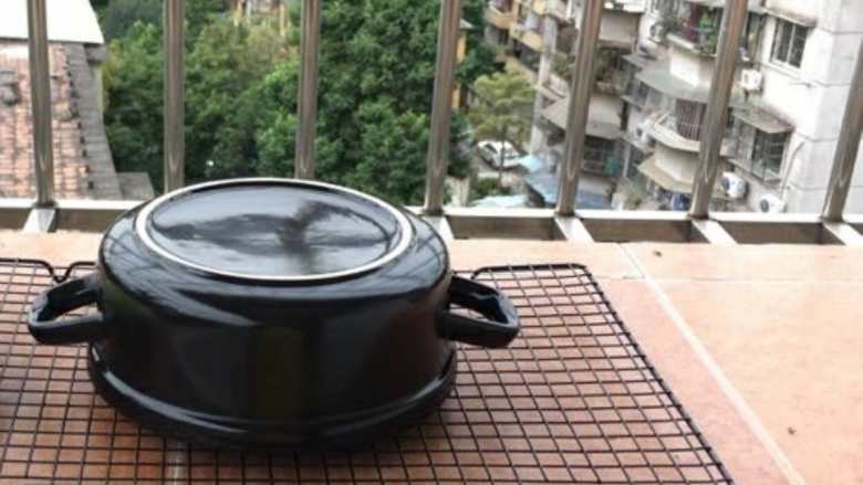 砂锅烤红薯,新砂锅用拧干的湿毛巾擦干净,倒扣过来放在干燥、通风的地方(锅口也要通风),晾干备用