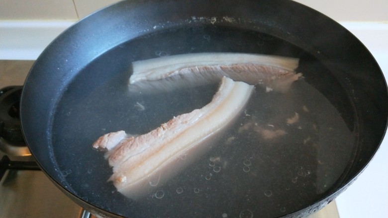 新文美食 炸豆腐 豆腐乳扣肉,<a style='color:red;display:inline-block;' href='/shicai/ 428'>五花肉</a>一条就够了,我多煮一条备用,煮五成熟捞出来。
