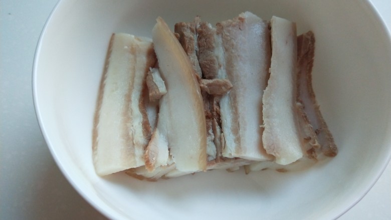 新文美食 炸豆腐 豆腐乳扣肉,在把多余的肉片放入碗中。