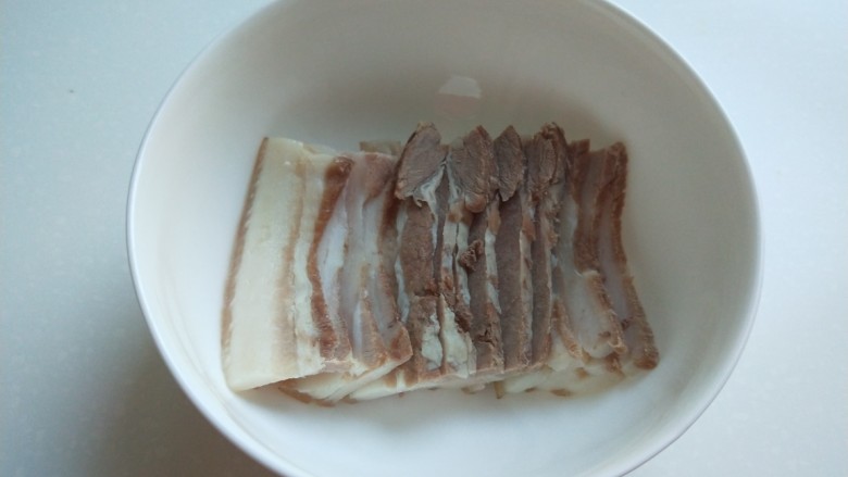 新文美食 炸豆腐 豆腐乳扣肉,在皮朝下放入碗中。