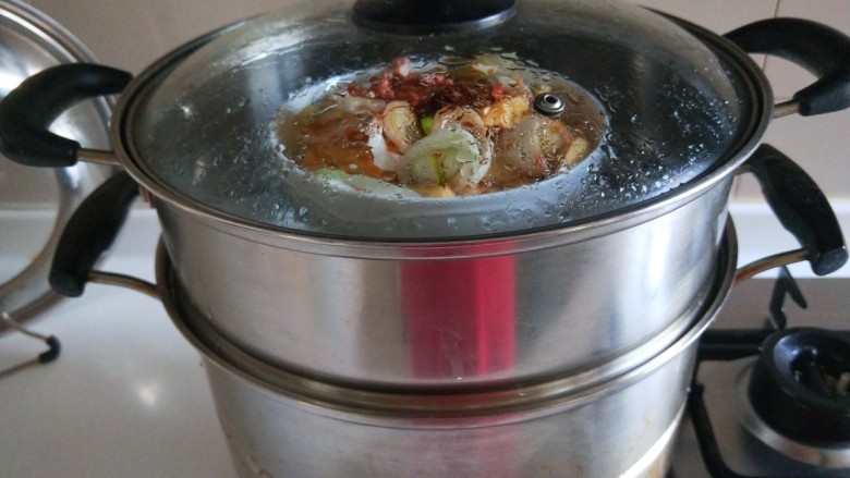 新文美食 炸豆腐 豆腐乳扣肉,大火烧开,中火蒸一个半小时左右,中间加一次水,以免烧干锅,投出锅放入<a style='color:red;display:inline-block;' href='/shicai/ 756'>鸡精</a>。