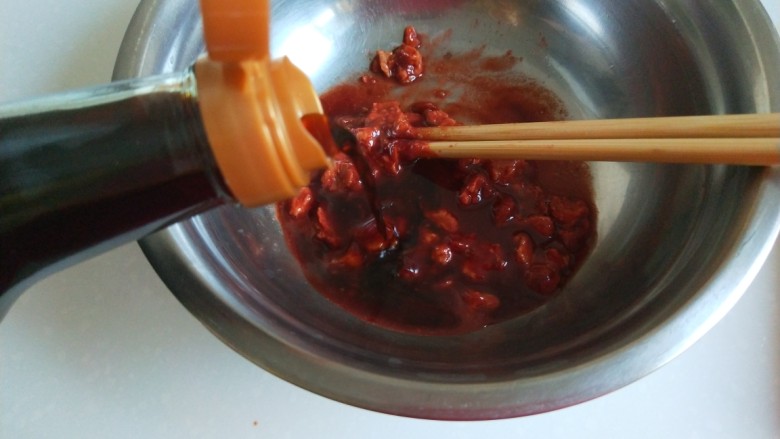 新文美食 炸豆腐 豆腐乳扣肉,倒入适量<a style='color:red;display:inline-block;' href='/shicai/ 788'>生抽</a>。