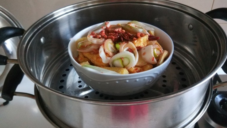 新文美食 炸豆腐 豆腐乳扣肉,全部做好了盖上锅盖。