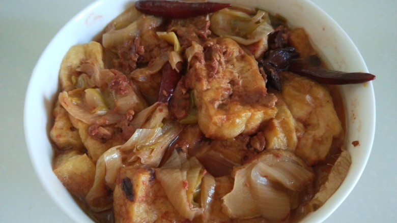 新文美食 炸豆腐 豆腐乳扣肉,把碗放在平台上。