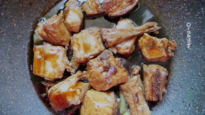 排骨焖饭,加入耗油、生抽、老抽、白糖、盐，翻炒均匀。