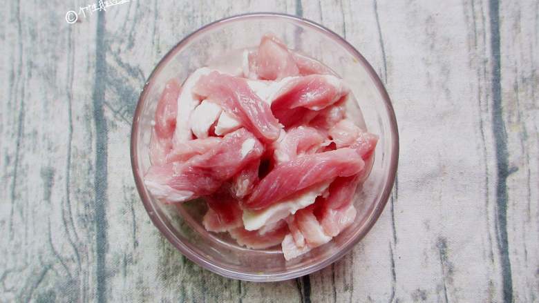 酸辣酥肉汤, 猪肉切成半指长的条状,我选的肉是<a style='color:red;display:inline-block;' href='/shicai/ 428'>五花肉</a>,也可以用里脊肉