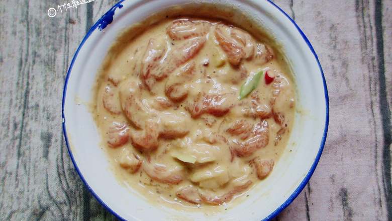 酸辣酥肉汤,加入一个<a style='color:red;display:inline-block;' href='/shicai/ 9'>鸡蛋</a>,.将面粉与淀粉加入肉条中,继续搅拌至完全均匀,整体状态是略微偏稀一点的,如果太干,加入少量食用油调节。