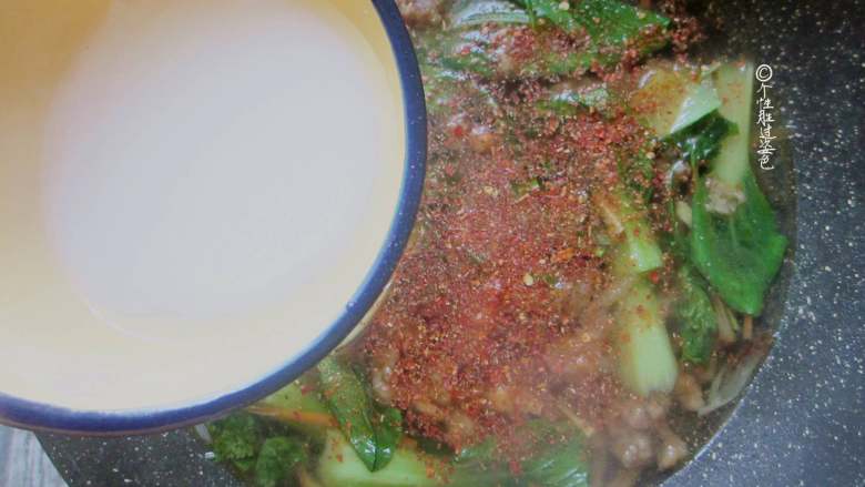 酸辣酥肉汤,最后淋入少许水淀粉勾芡,出锅前加入少许香油和胡椒粉、醋