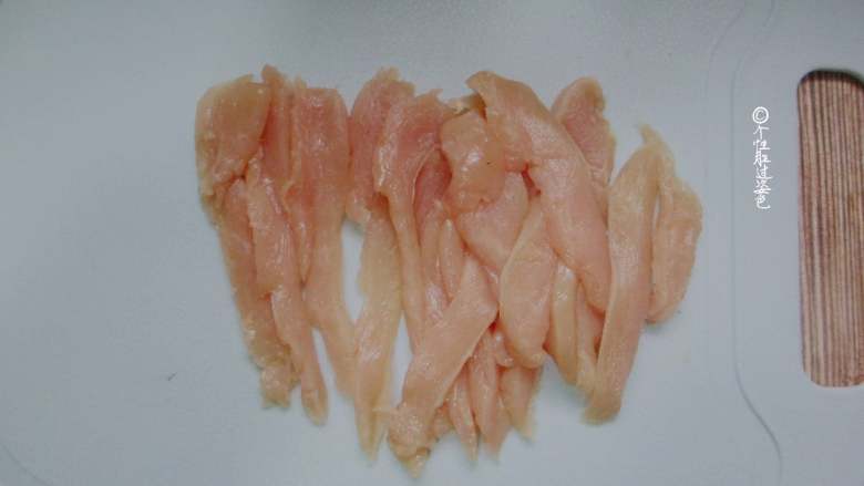 甜辣鸡肉串,将<a style='color:red;display:inline-block;' href='/shicai/ 94'>鸡肉</a>顺着切成粗细相等的条状~