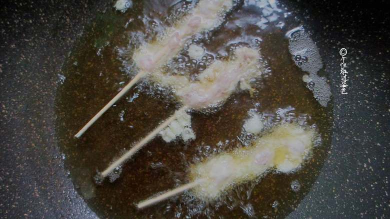 甜辣鸡肉串,锅内多放些油,烧到六成热将挂满糊的肉串放进去进去炸
