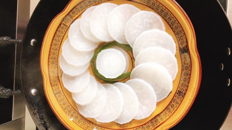 清蒸白萝卜-下饭菜,放到锅里,隔水蒸20分钟。