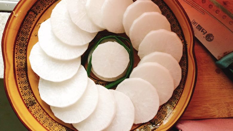 清蒸白萝卜-下饭菜,装到盘子上,依次叠放围成一个圆。
