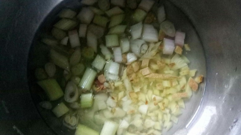 传统鱼香肉丝,葱姜切粒,泡水。