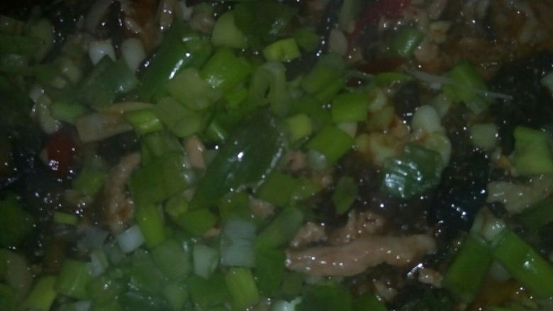 传统鱼香肉丝,加入葱青后,起锅。