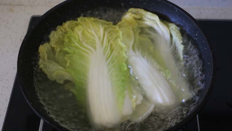 娃娃菜卷肉,<a style='color:red;display:inline-block;' href='/shicai/ 140'>娃娃菜</a>洗干净,选择外面的大叶,开水焯烫变软即可。