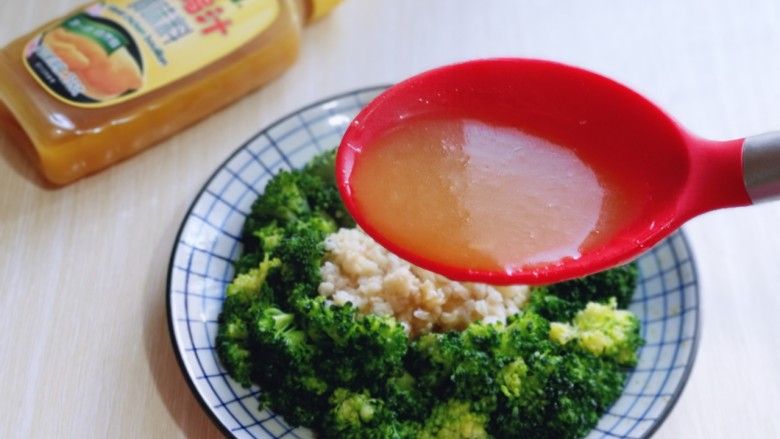 鳞虾鸡汁西蓝花,将鸡汁淋在西蓝花上,