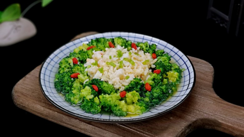 鳞虾鸡汁西蓝花,这样就做好啦!放了几颗枸杞做装饰,西蓝花特别入味儿,极其鲜美的一道菜。