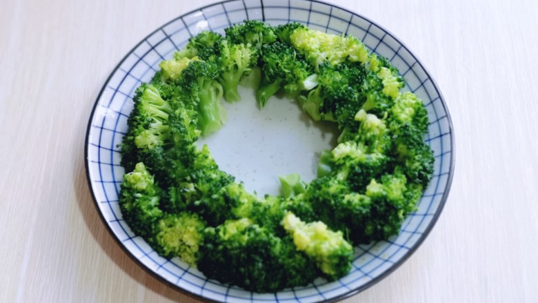 鳞虾鸡汁西蓝花,摆盘,也可以根据自己喜欢,自由发挥。
