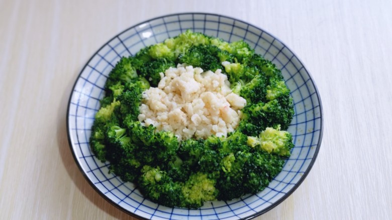 鳞虾鸡汁西蓝花,炒好的虾蓉盛出，放在盘子中间，如图。