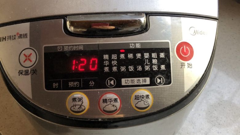 滋补靓汤-皂角米桃胶炖银耳,开启煮粥程序,坐等一个多小时,要是觉得黏稠度不够,可以再煮煮